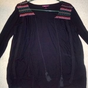 A long sleeve with flared sleeves and embroidered